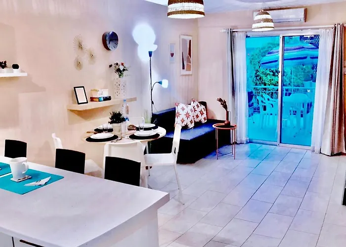Seaside Maisonette 200M From Sea